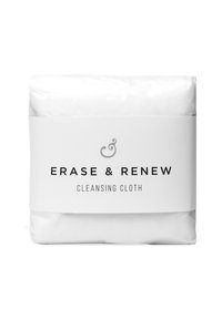 Biała ściereczka do oczyszczania zapakowana w prostokątnym formacie, z szaro-czarną etykietą z napisem "Zetrzyj i Odnow". Miękka tkanina o gładkiej fakturze.
