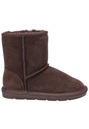 Botte d'hiver en daim marron avec doublure en fourrure douce, hauteur mi-mollet, semelle plate et coutures visibles le long des côtés et des bords.