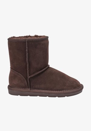 Bruine suède winterlaars met zachte bontvoering, halflange schacht, platte zool en zichtbare stiksels langs de zijkanten en randen.