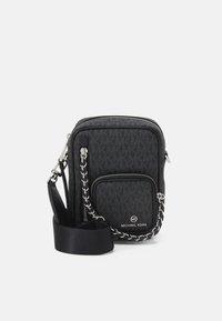 Borsa a tracolla nera con un motivo geometrico, hardware argentato, un accento a catena e una tracolla regolabile. Presenta una tasca con zip sul davanti.