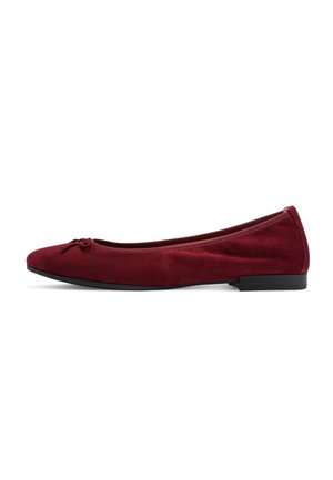Chaussure de ballet plate en daim bordeaux avec un petit nœud sur le bout arrondi et un petit talon noir.