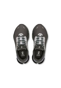 Graue Sportschuhe mit einem strukturierten Stoff-Obermaterial, weißen Akzenten und einer dunklen Gummisohle, die kontrastierende Schnürsenkel und ein wasserdichtes Design aufweist.