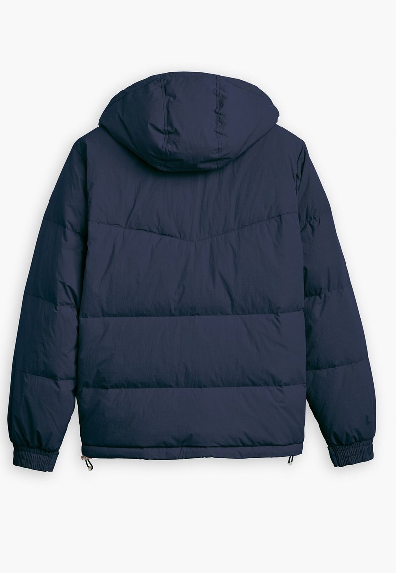Chaqueta de plumas azul marino con capucha, con textura acolchada, puños elásticos y corte recto. No se aprecian detalles frontales.