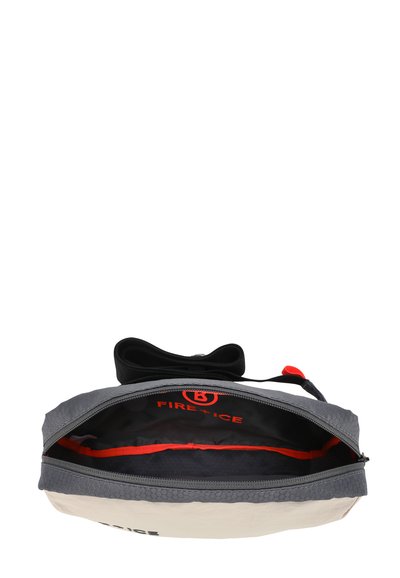 Borsa grigia e bianca con texture esagonale, cerniera aperta, foderata internamente di rosso e con dettagli rossi. Logo del marchio visibile e tracolla regolabile.