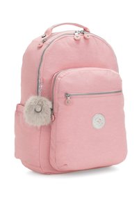 Růžový batoh vyrobený z jemné látky má hlavní zipovou přihrádku, přední kapsu a ozdobu v podobě chlupatého pom-pomu. Součástí je kulatý detail s logem.