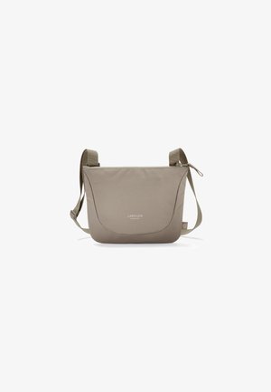 Bolso de hombro beige hecho de un tejido suave con una textura lisa, que cuenta con un cierre de cremallera y una correa ajustable. Logo impreso en la parte frontal.