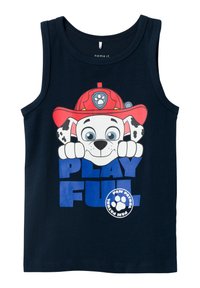 Sötétkék, pamut tank top, amelyen egy tűzoltósapkával ellátott, rajzfilm kutyát ábrázoló grafika található, a "JÁTÉKOS" felirattal, vastag, kék és fehér betűkkel.