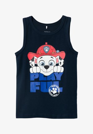 Ciemnoniebieska koszulka na ramiączkach z bawełny, z grafiką kreskówkowego psa w hełmie strażackim i napisem "ZABAWNY" w wyrazistych niebieskich i białych literach.