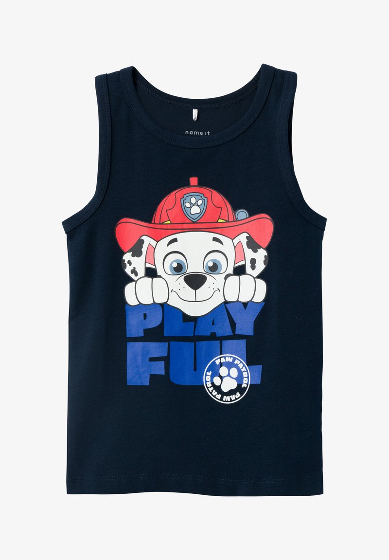 Canotta blu scuro in cotone, con una grafica di un cane dei cartoni animati con un cappello da pompiere e la scritta "GIOCHERELLO" in grassetto blu e bianco.