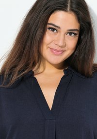 Ulla Popken SHORT SLEEVE V-NECK - Vardagsklänning - marine