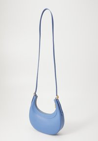 Sac à épaule en cuir bleu avec une silhouette courbée, une fermeture éclair sur le dessus et des détails en métal doré. Texture lisse avec une finition mate.