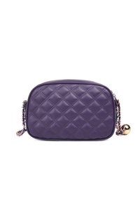 Borsa in ecopelle sintetica trapuntata di colore viola, con forma rettangolare, dotata di una tracolla a catena e un accento decorativo in tonalità oro.