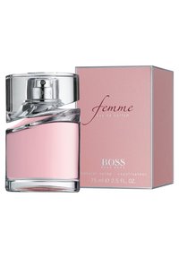 Flacon de parfum en verre transparent avec un design incurvé, équipé d'un vaporisateur en métal argenté. Accompagné d'une boîte rose présentant les détails du produit.