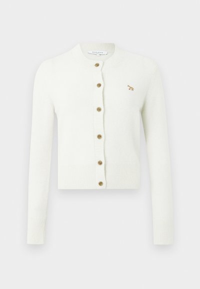 Cárdigan blanco de punto con puños y dobladillo acanalados, que presenta una fila de seis botones dorados y un pequeño bordado de un animal dorado en el pecho.