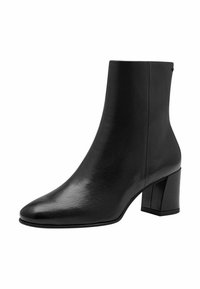 Botín de cuero negro hasta el tobillo con punta afilada, textura suave y tacón cuadrado. Presenta un diseño minimalista con un acabado brillante y elegante.