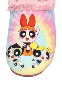 Zapatilla colorida con parte superior de peluche rosa, que presenta a las tres chicas superpoderosas en poses de acción sobre un fondo de tie-dye.
