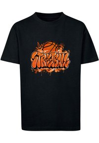 Juodas medvilnės marškinėliai su oranžiniu grafiti stiliaus tekstu, rašančiu "STREETBALL", ir oranžiniu krepšinio grafiku, su purslais ir abstrakčiais detalėmis.