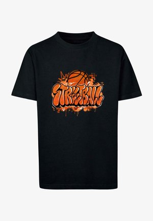 Camiseta negra de algodón con texto en estilo graffiti naranja que dice "STREETBALL" y un gráfico de baloncesto naranja con salpicaduras y detalles abstractos.