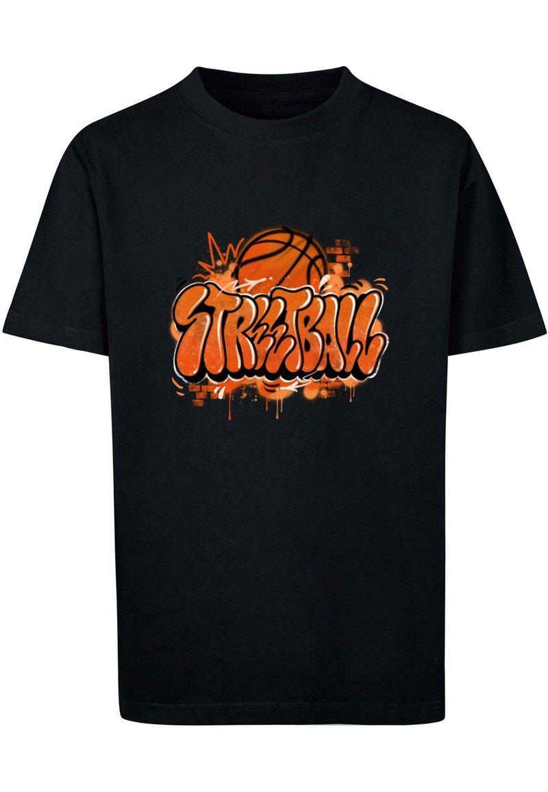 Juodas medvilnės marškinėliai su oranžiniu grafiti stiliaus tekstu, rašančiu "STREETBALL", ir oranžiniu krepšinio grafiku, su purslais ir abstrakčiais detalėmis.