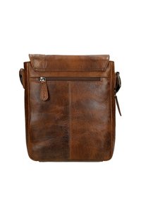 Sac messager en cuir marron avec une poche zippée verticale, un rabat pliable, une texture lisse et de subtils détails de couture.