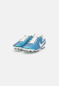 Scarpe da calcio sintetiche blu con texture trapuntata, accenti bianchi e un motivo in rilievo. Presentano tacchetti conici su una suola bianca.