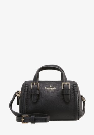 Czarna torebka Kate Spade z teksturowanej skóry, z górnymi uchwytami, regulowanym paskiem na ramię oraz złotymi klamrami i ozdobami z logo.