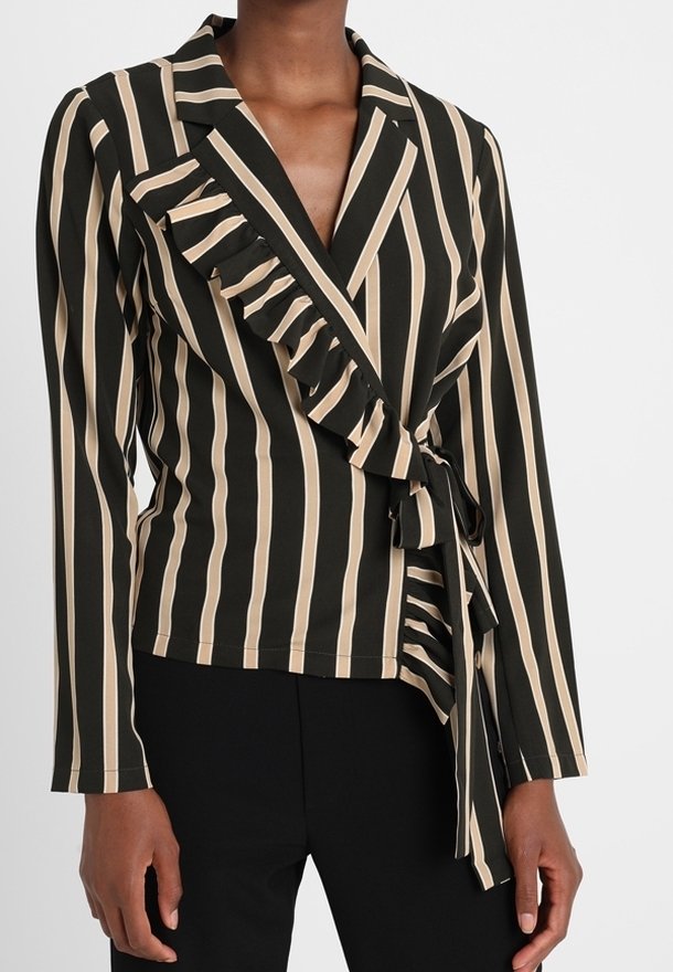 Blazer portefeuille rayé noir et beige avec bordure à volants, encolure en V et détail à nouer, confectionné dans un tissu lisse avec une coupe ajustée.