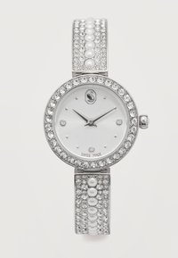 Στρογγυλό ασημένιο ρολόι με στεφάνη και καντράν από κρύσταλλο, λουρί στολισμένο με μαργαριτάρια και κρύσταλλους, ελβετικής κατασκευής, μαύρα λεπτά και ωροδείκτες στη θέση 10:09.