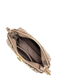 Sac à main en cuir beige avec une finition texturée, quincaillerie dorée et un intérieur spacieux comportant un marquage. Comprend une fermeture éclair et des compartiments intérieurs.