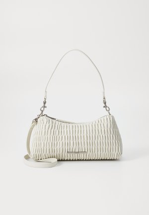 Weißes, gefaltetes Lederhandtäschchen mit einer geschwungenen Form, Schultergurt, silbernen Hardware-Akzenten und einem Reißverschluss.