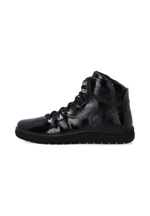 Zwarte hoge sneakers gemaakt van glanzend synthetisch materiaal. Heeft een gebogen ontwerp, oogjes, veters en een gegummeerd profielzool.