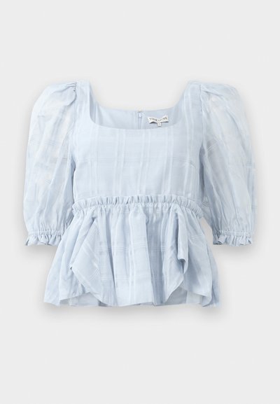 Világoskék peplum blouse texturált anyagból. Puffos ujjakkal, négyzet alakú dekoltázzsal és ráncolt elasztikus derékkal rendelkezik. Hátul cipzáras záródás.