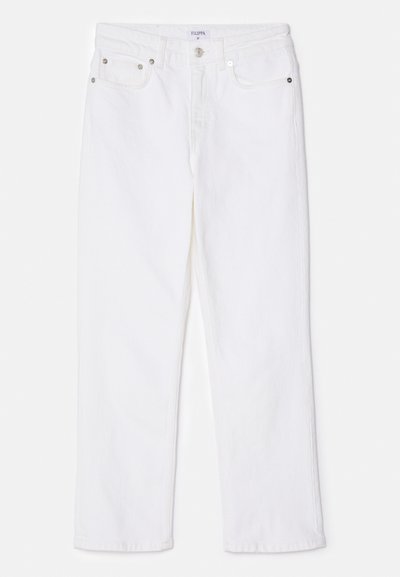 Valged denim püksid sirge jala lõikega, klassikalise viie tasku paigutusega ja hõbedaste detailidega vööl.