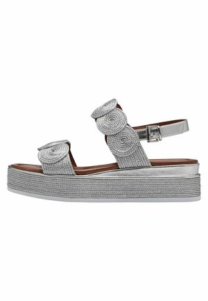 Silberne Plattform-Sandalen mit spiralförmigen Seilakzenten, einem hinteren Riemenverschluss und einer strukturierten Oberfläche. Verfügt über ein glattes braunes Fußbett und eine geschichtete Sohle.