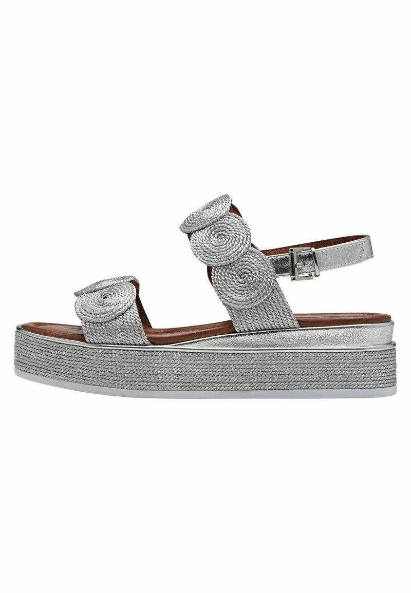 Sandales plateforme en argent avec des accents de corde spiralée, une boucle à l'arrière et un dessus texturé. Comprend une semelle intérieure douce marron et une semelle empilée.