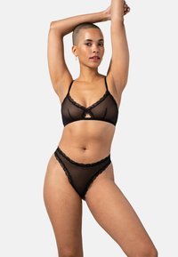 Mustat pitsireunaiset bralette-topit, joissa on läpinäkyvä verkkomateriaali, säädettävät olkaimet ja avainreikädesign. Mukana tulee yhdistelevä läpinäkyvä verkkopanta.