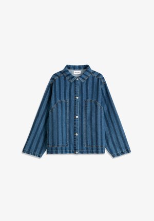 Veste en denim bleu à boutons avec des rayures verticales, un col, des manches longues et deux poches plaquées à l'avant.