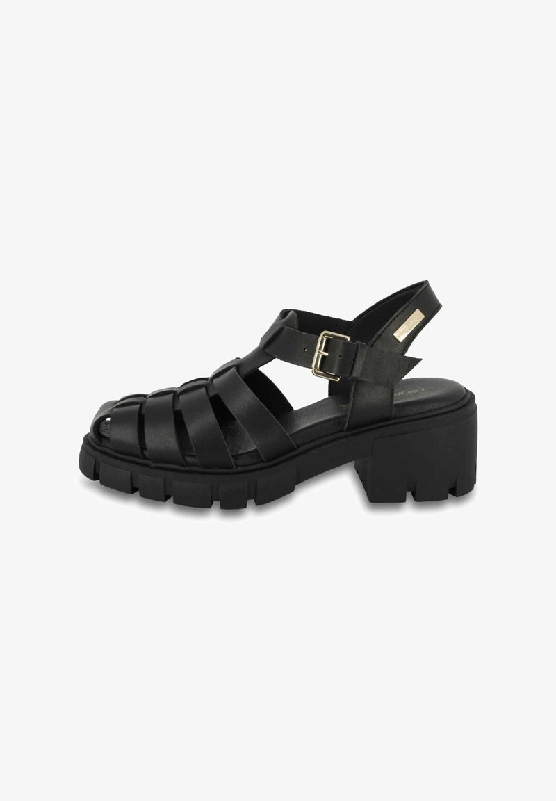 Zwarte chunky pumpsandalen met in elkaar verweven lederen banden, open te ontwerp, verstelbare gesp en gestructureerde rubberen zool.