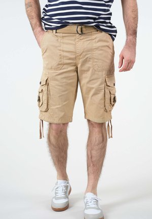 Un short cargo beige avec des poches latérales doubles, des passants de ceinture à l'avant et des cordons de serrage réglables à l'ourlet. Tissu doux et léger.