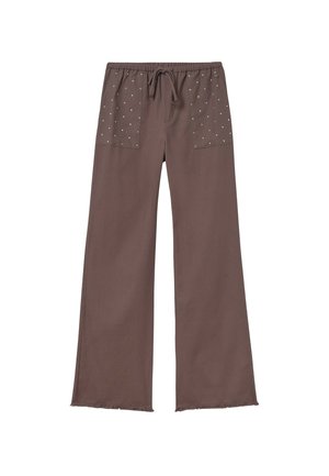 Pantalones de pierna ancha en tela marrón sólida, con dos bolsillos frontales con detalles de tachuelas y una cintura elástica. Detalle de dobladillo deshilachado.