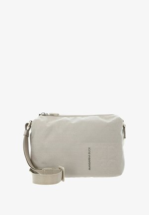 Hellgraue, strukturierte Umhängetasche mit Reißverschluss und verstellbarem Riemen. Dezentes Branding auf der Vorderseite. Rechteckige Form.