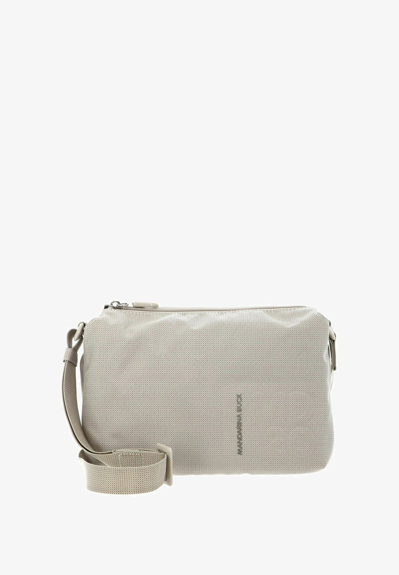 Hellgraue, strukturierte Umhängetasche mit Reißverschluss und verstellbarem Riemen. Dezentes Branding auf der Vorderseite. Rechteckige Form.