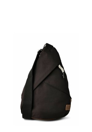 Czarna trójkątna torebka na ramię z regulowanym szerokim paskiem i małą beżową łatką z logo w dolnym rogu.