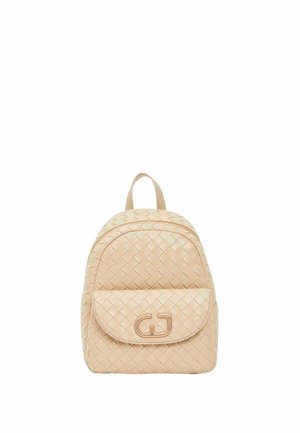 Mini zaino beige in pelle intrecciata con pattina frontale della tasca con fibbia in metallo e maniglia superiore.