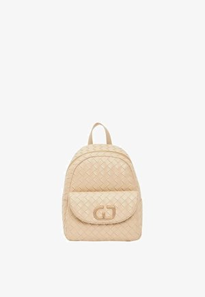 Mini zaino beige in pelle intrecciata con pattina frontale della tasca con fibbia in metallo e maniglia superiore.