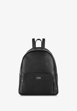 Czarny skórzany plecak o zwartej formie, wyposażony w dwa paski na ramiona, przednią kieszeń na zamek oraz subtelny detal z logo. Gładka tekstura.