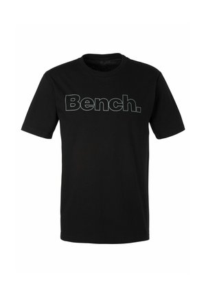 Schwarzes T-Shirt mit kurzen Ärmeln und Rundhalsausschnitt, mit dem Wort „Bench.“ in großen Konturbuchstaben quer über der Brust bedruckt.
