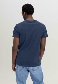 hessnatur REGULAR  - T-Shirt basic - nachtblau