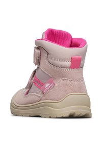 Stivale alla caviglia rosa chiaro in suede con una fodera in tessuto rosa testurizzato. Presenta una chiusura in Velcro, una suola in gomma e un accento logo.