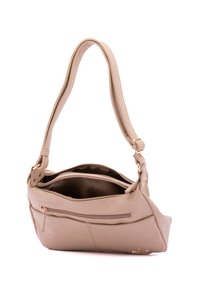 Borsa a tracolla in pelle beige con finitura testurizzata, tracolla regolabile, tasca frontale con zip e due scomparti principali. Accenti in metallo argentato.